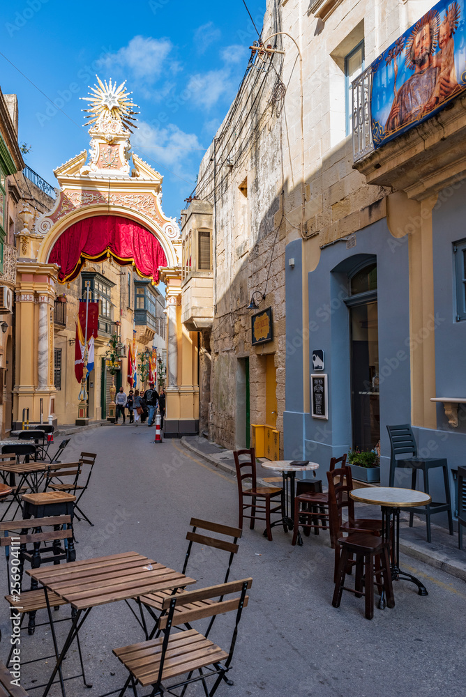Vicolo caratteristico con ornamenti Pasquali nella città di Rabat, isola di Malta