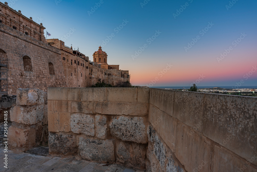 L'antica città fortificata di Mdina al crepuscolo, isola di Malta