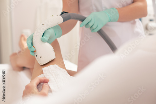 Selective focus of the vacuum suction on laser hair removal