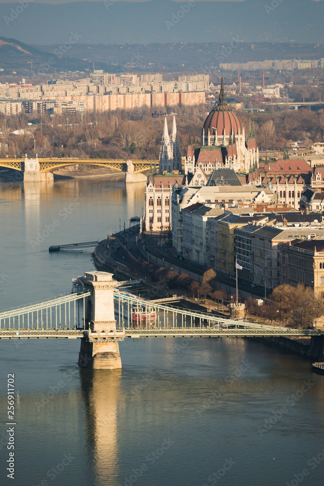 Fototapeta premium Chain bridge over Danube river and Budapest parliament in Budapest, Hungary.