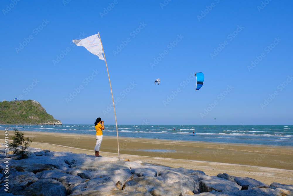 Obraz premium kite surfing on beach