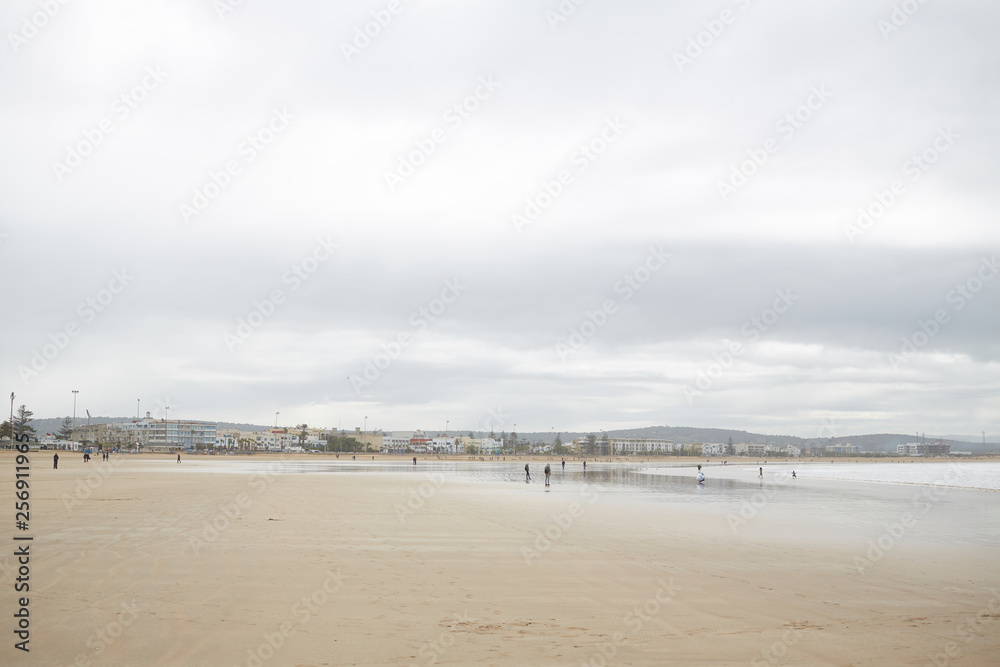 Strand von Essaouira bei bewölktem Himmel