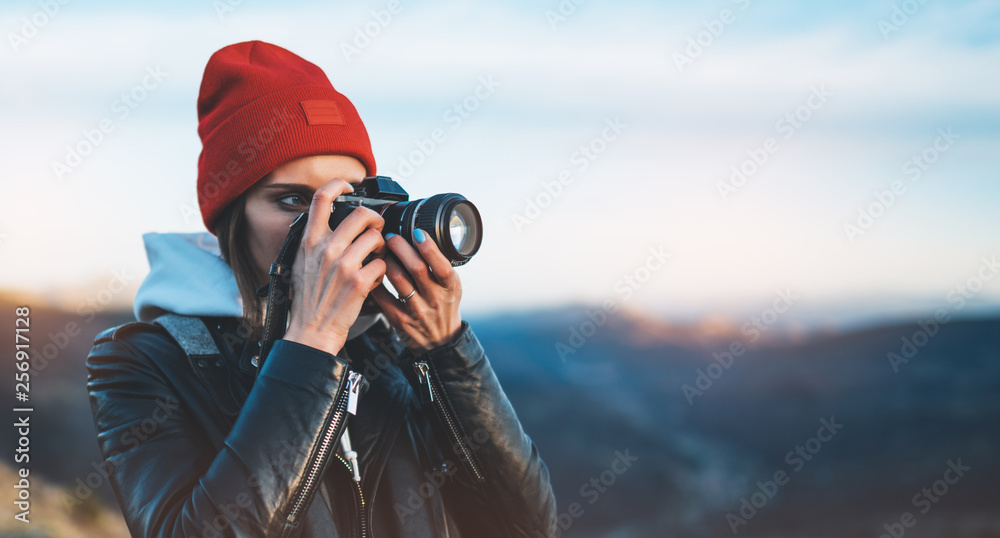Obraz premium hipster tourist girl hold in hands take photography click on modern photo camera, photographer look on camera technology, journey landscape vacation concept, sun flare mountain