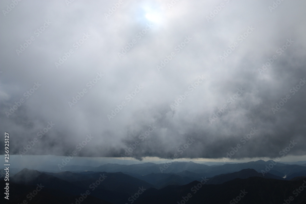 秋の朝日連峰　神々しい大朝日岳山頂からの風景　