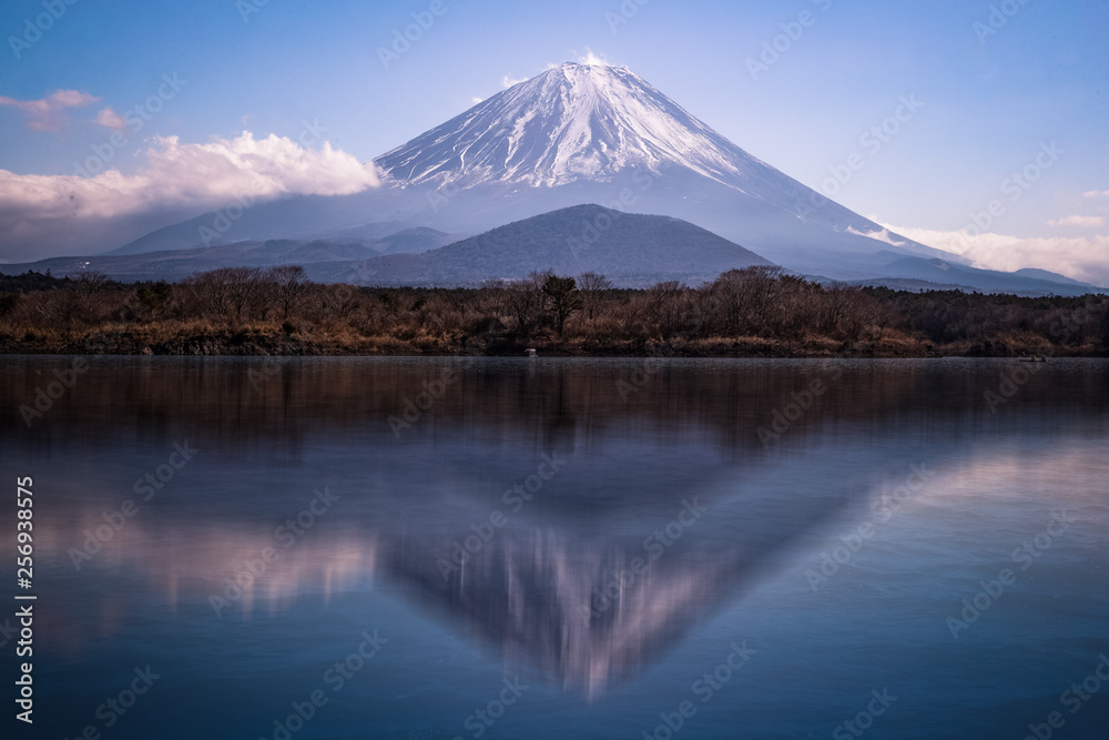 Naklejka premium Mt.Fuji with reflection in the water at Lake Shojiko in the winter