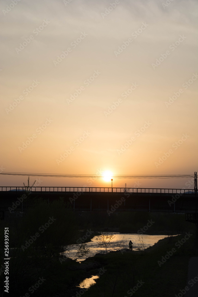 夕日を反射する川面