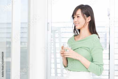 部屋で水を飲む女性 Free Download 部屋で水を飲む女性 - GFXLoad
