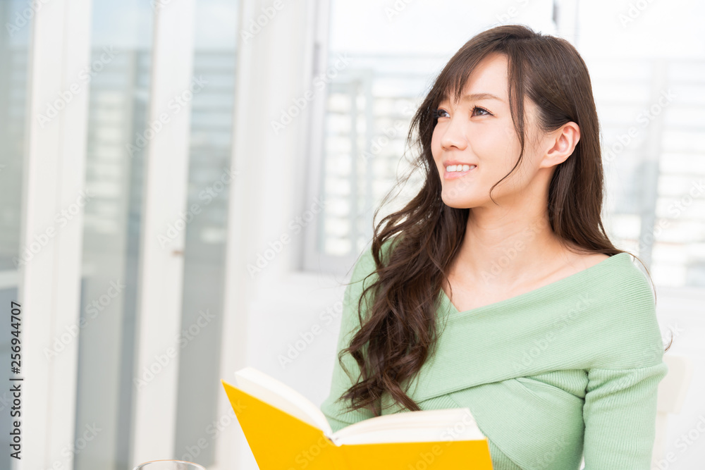 本を読む女性 本を読む女性