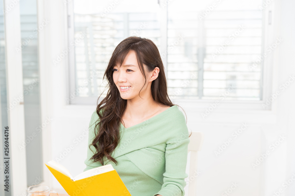 本を読む女性 本を読む女性