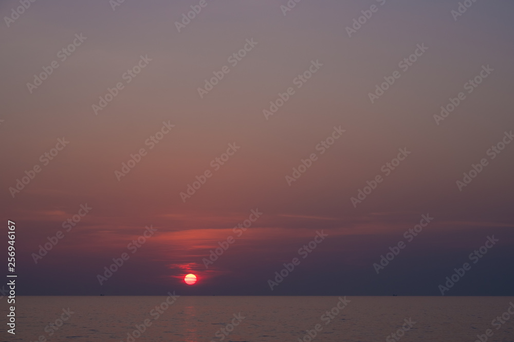 Naklejka premium Beautiful sunset at sea.