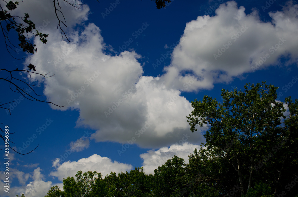 Les visible clouds and beautiful sky Les visible clouds and beautiful sky