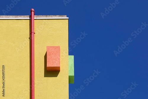 Angolo di un palazzo colorato con tubazione photo