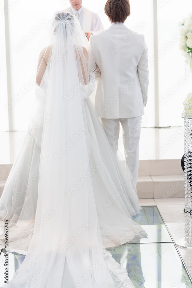 結婚式 新郎と新婦の後ろ姿 結婚式 新郎と新婦の後ろ姿
