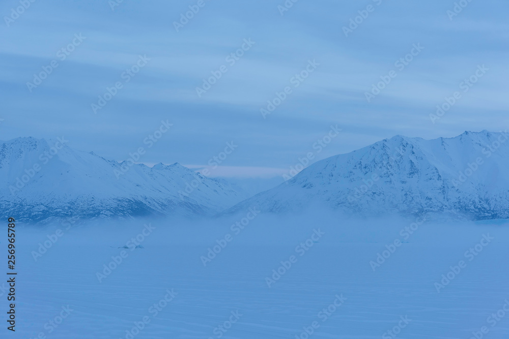 アラスカの山脈と霧 アラスカの山脈と霧