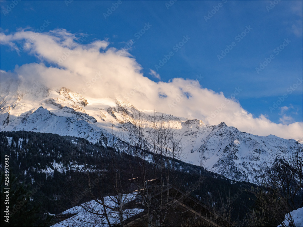 Le Massif du Mont Blanc vu depuis Saint Nicols de Véroce dans les Alpes françaises