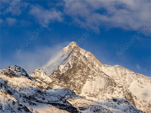 L'aiguille de Bionnassay dans le Massif du Mont Blanc vu depuis Saint Nicols de Véroce dans les Alpes françaises photo