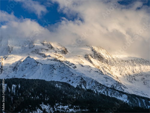 Le Massif du Mont Blanc vu depuis Saint Nicols de Véroce dans les Alpes françaises photo