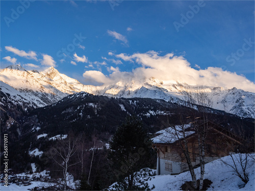 Le Massif du Mont Blanc vu depuis Saint Nicols de Véroce dans les Alpes françaises photo