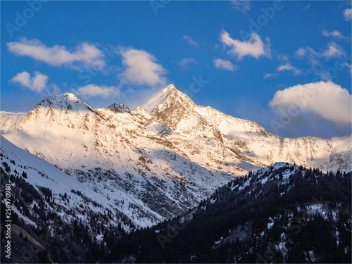 L'aiguille de Bionnassay dans le Massif du Mont Blanc vu depuis Saint Nicols de Véroce dans les Alpes françaises photo