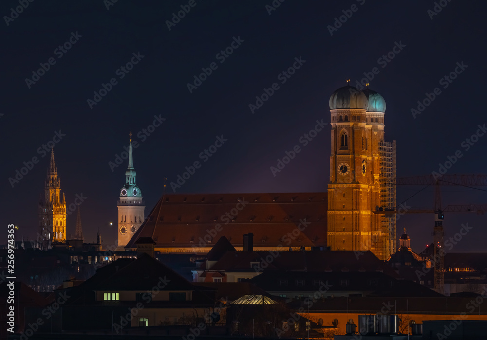 München bei Nacht, Skyline mit Frauenkirche und Alter Peter