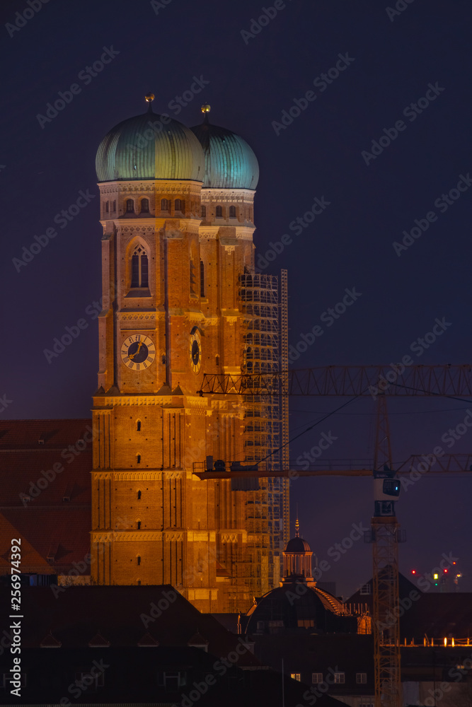 Fototapeta premium München bei Nacht, Türme der Frauenkirche in München