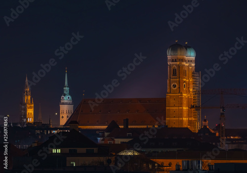 München bei Nacht, Skyline mit Frauenkirche und Alter Peter