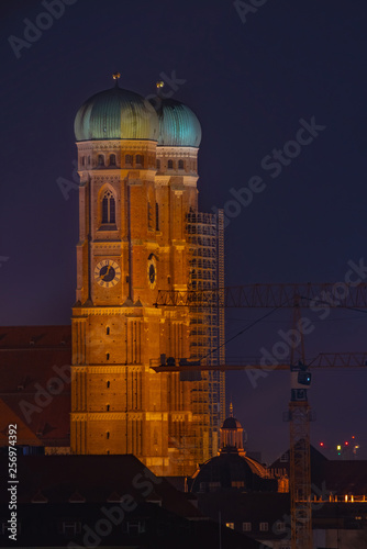 München bei Nacht, Türme der Frauenkirche in München