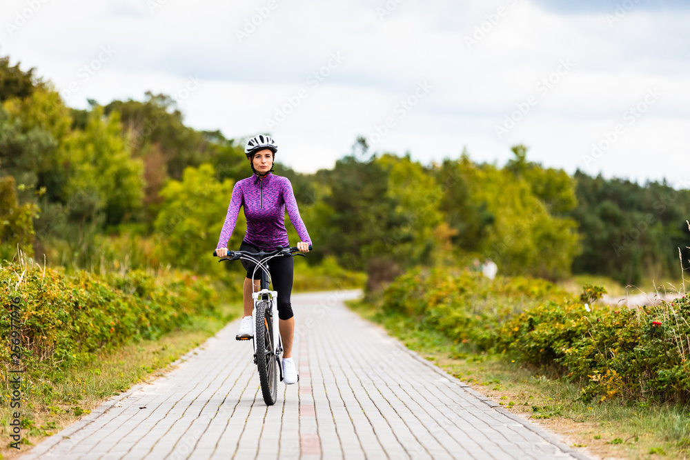 Obraz premium Young woman cycling