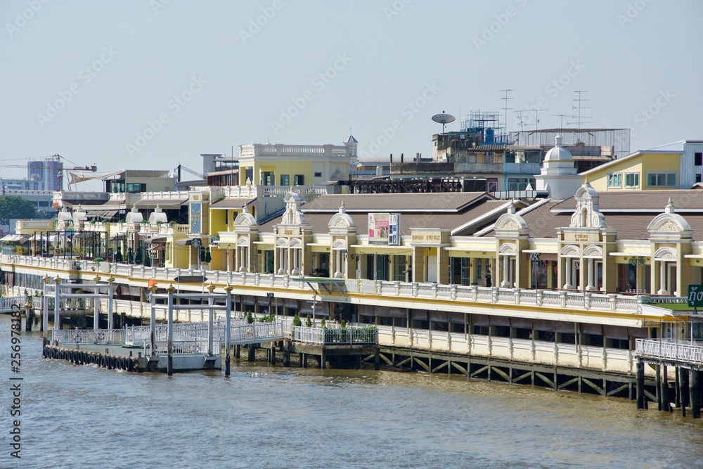 Häuser am Ufer der Chao Phraya
