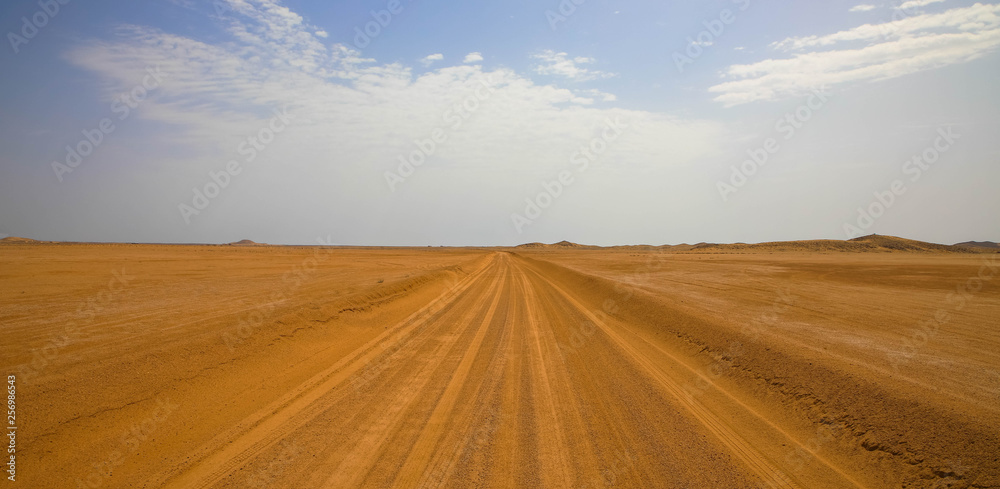Fototapeta premium Offroad durch die Wüste, Wahiba Sands Oman