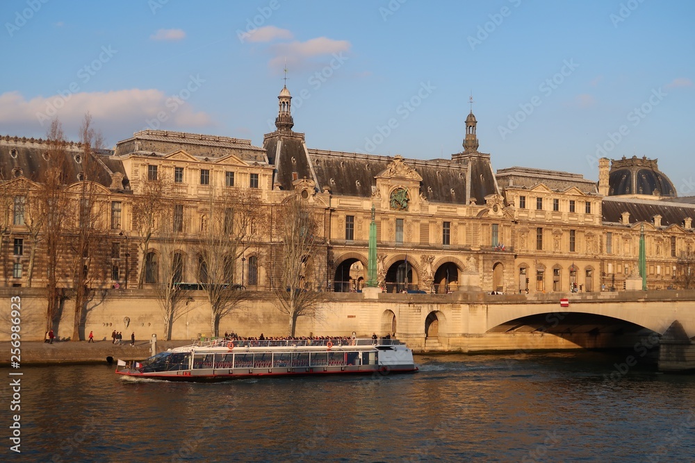 Paris, vue sur le palais du Louvre et la Seine, avec un bateau mouche (France)