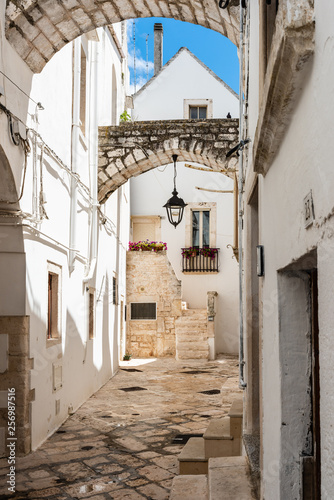 Walking in Locorotondo. Narrow streets and white houses. Dreamlike Puglia, Italy © Nicola Simeoni