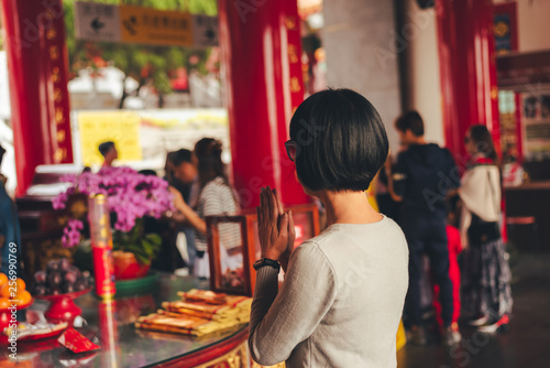 traveling woman praying