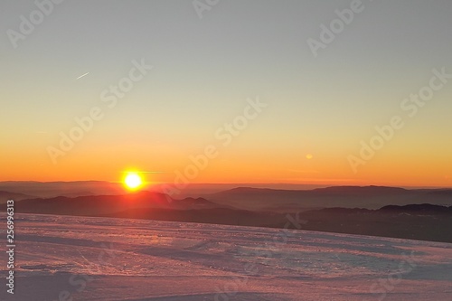 soleil sur montagne