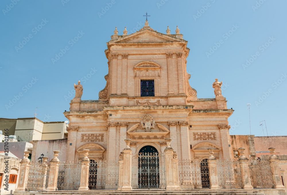 Ispica ist eine der Barockstädte im Südosten Siziliens. Hier die Kathedarale Santa Maria Maggiore von Vincenzo Sinatra