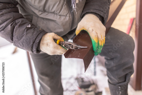 Tableau sur toile Worker scissors metal at a construction site