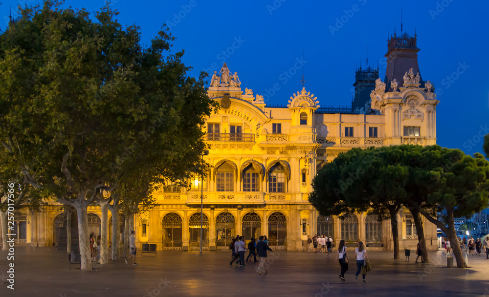Naklejka premium old building in Barcelona at night