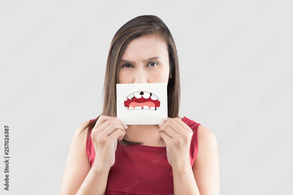 Φωτογραφία Asian woman in the red shirt holding a brown paper white the broken tooth cartoo