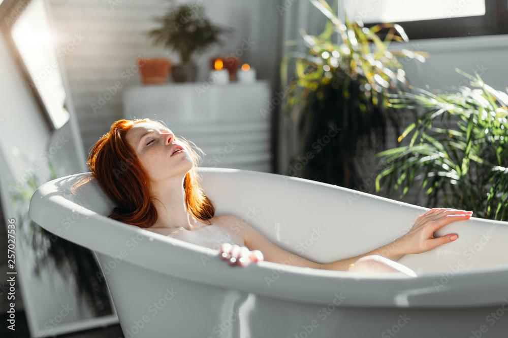 Φωτογραφία After a full day, what better way to treat for a beautiful woman than to relax in the warm bath and pamper herself