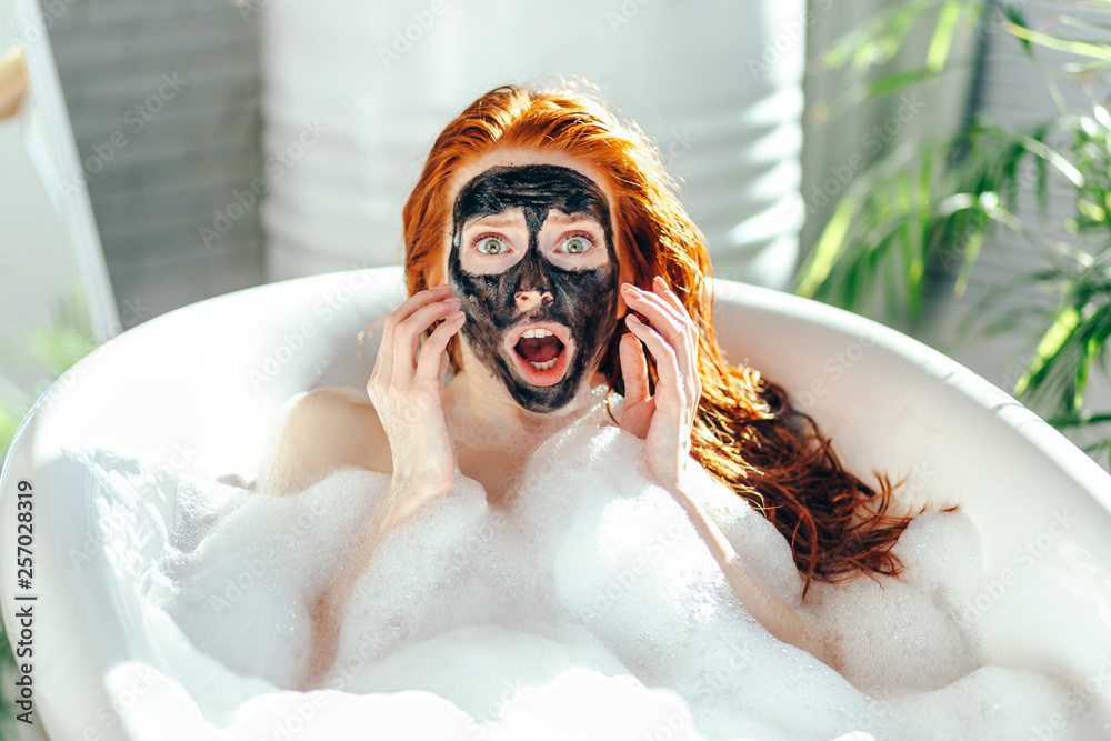 Φωτογραφία That awkward moment when you come in a bathroom and your girl is getting black mud mask on her face at this moment, and you are really frightened Scared, shocked surprised woman having bath