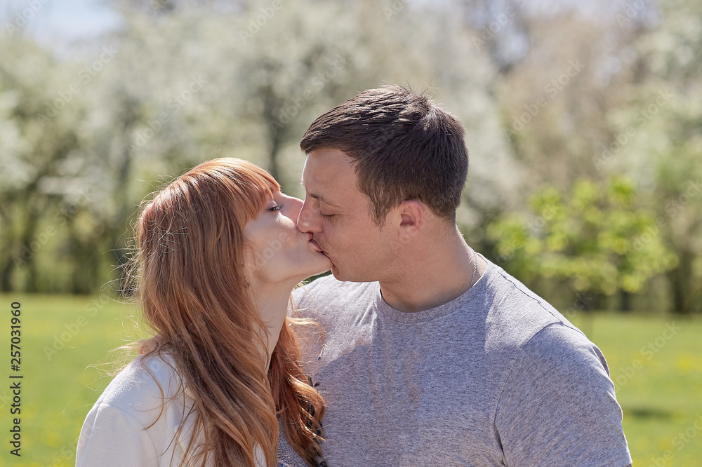 Obraz premium loving couple kissing in the city Park