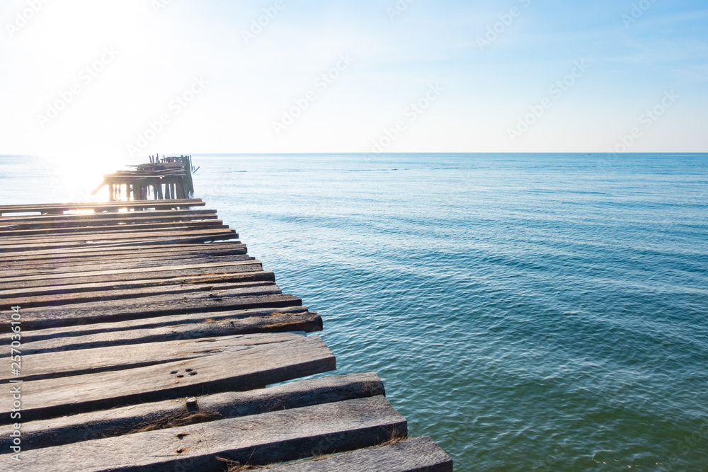 Obraz premium Sea view, blue sky, old wooden bridge, beautiful summer