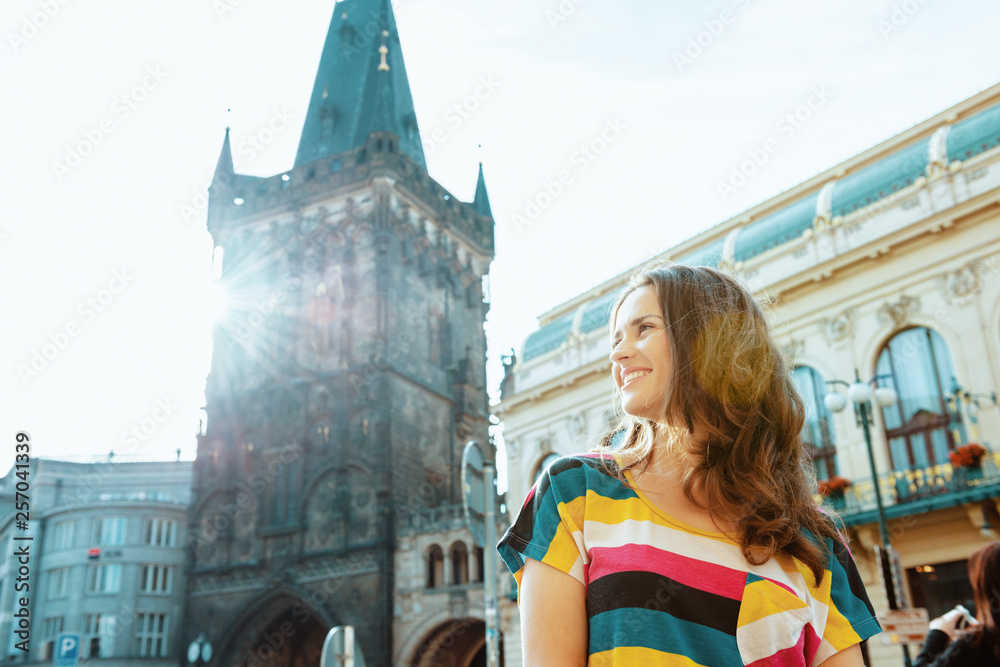 Naklejka premium smiling modern tourist woman exploring attractions