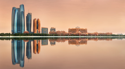 Fotobehang Abu Dhabi Abu Dhabi skyline op zonnige dag  © boule1301