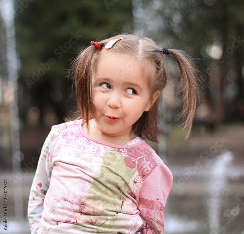 Obraz na płótnie pretty little girl on the background of the city fountain w salonie