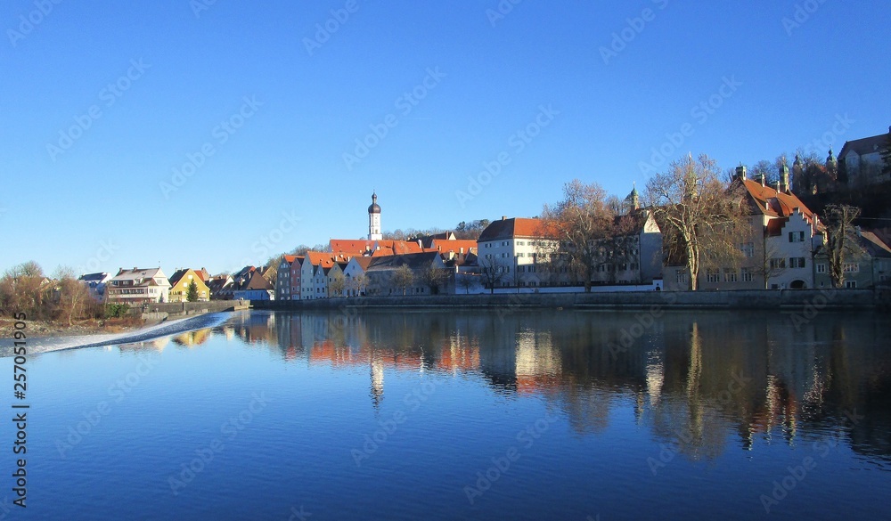 Fototapeta premium Landsberg am Lech mit Spiegelung, Stadtansicht vom Wasser
