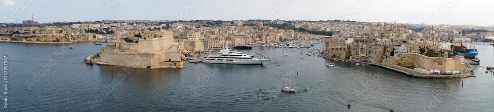 Panorama Hafen von Valetta in Malta mit Yachten und historischen Gebäuden