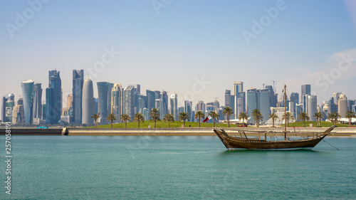 ein Holzboot vor der Skyline von Doha