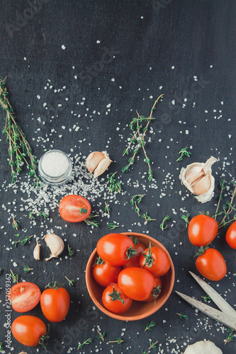  Tomatoes garlic salt on the table