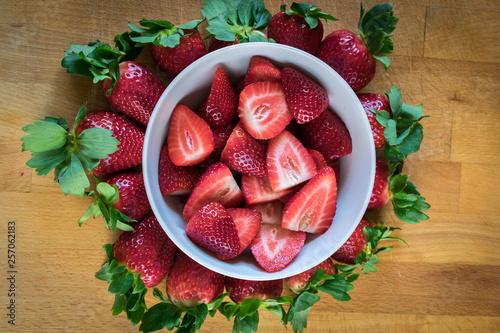 Fresas en el tazon listas para comer photo